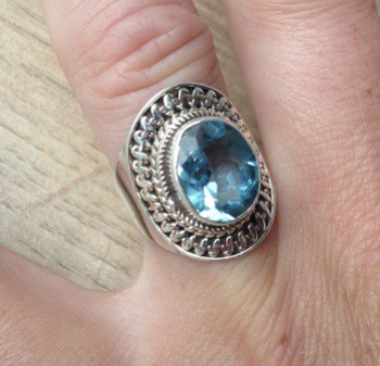 Zilveren edelsteen ring met facet blauwe Topaas maat 17 mm